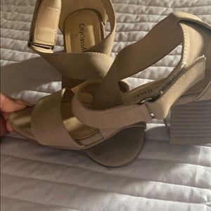 very comfortable small heel sandals